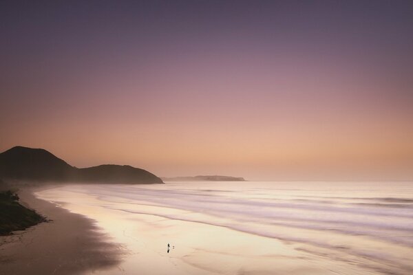 Coucher de soleil lilas au bord de la mer