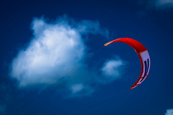 Roter Drachen auf Wolken Hintergrund