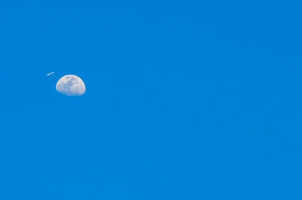 Samolot na niebie lecący na planetę księżyc