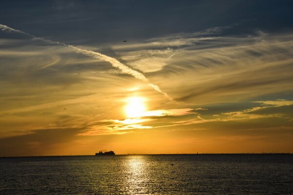 Sonnenuntergang über dem Meer, ein einsames Schiff