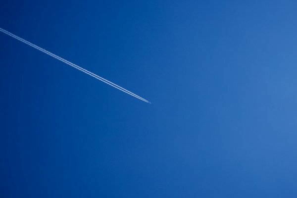 Der Himmel und das fliegende Flugzeug sind minimalistisch
