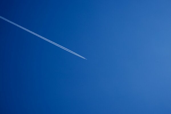 Ciel et avion volant minimalisme