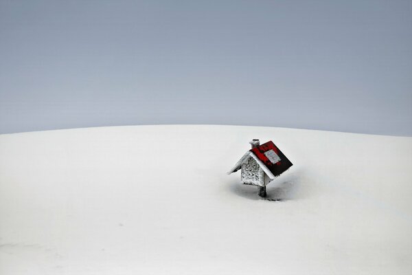 Ein fabelhaftes dekoratives Haus inmitten des weißen Schnees
