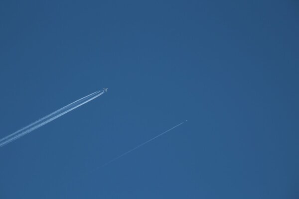 Zwei Flugzeuge, Minimalismus, blauer Himmel