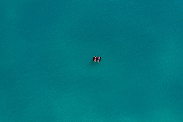 Persone che riposano nel mare blu