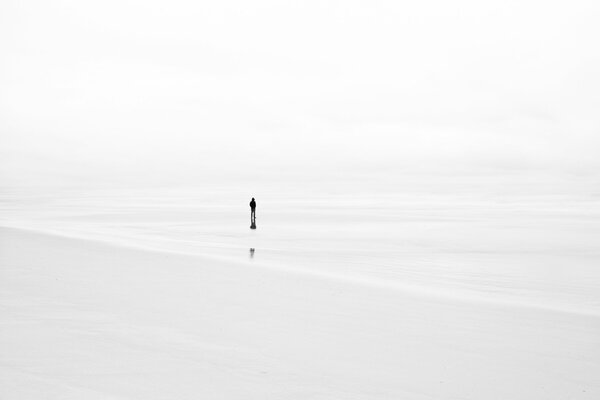 Un hombre solitario en un fondo brumoso