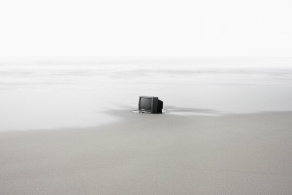 C è una TV sul mare su una spiaggia deserta