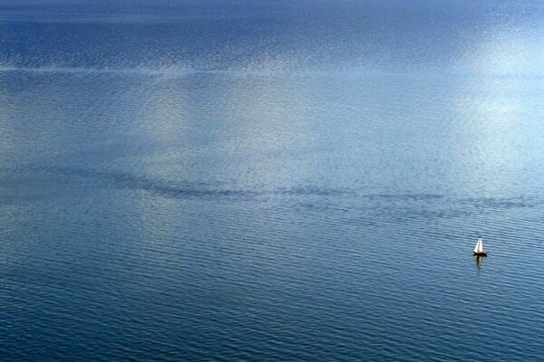 Yacht solitaire dans la mer bleue