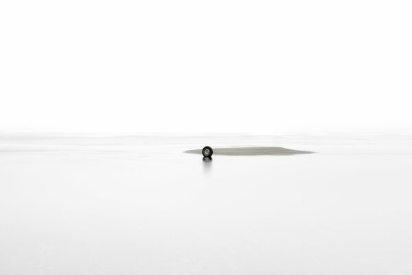 Strand am Meer mit einem kleinen Rad in der Mitte