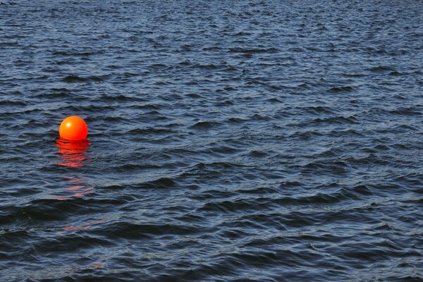 Boule orange sur la surface de l eau