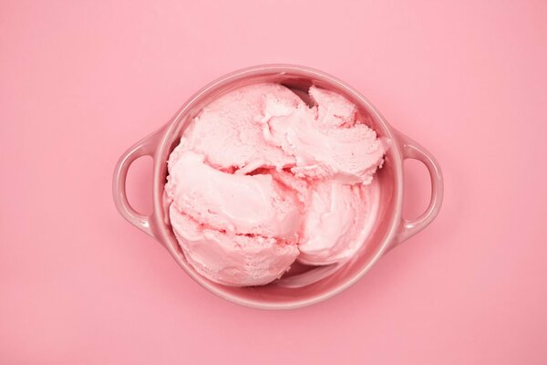 Una tazza di delizioso gelato alla fragola