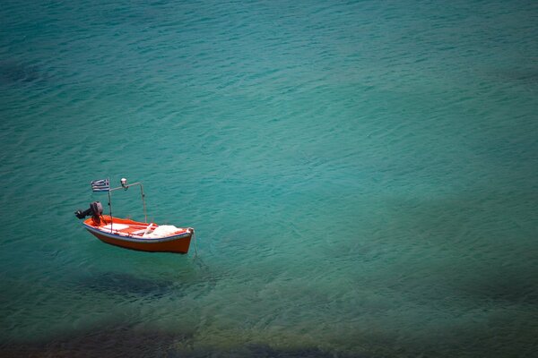 Bateau solitaire sur l eau calme