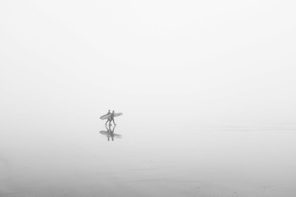 Deux personnes marchent dans le brouillard