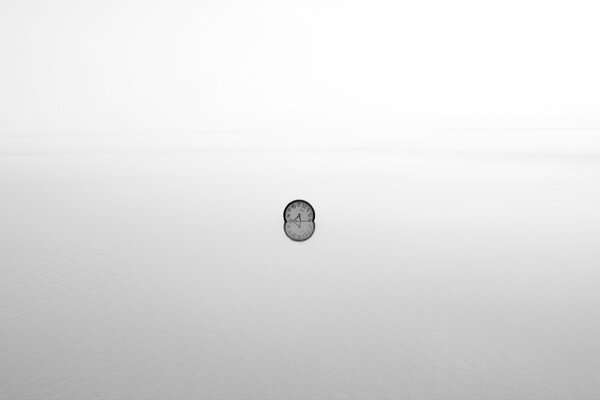 Часы в тумане, находящиеся в море