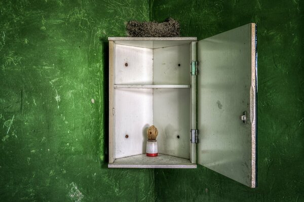 Fond de casier de mur vert dans la salle de bain avec des fournitures de rasage