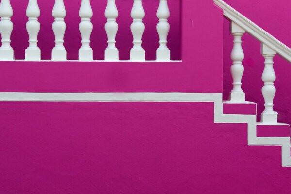 Różowa ściana ze schodami