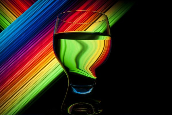 Verre d eau sur fond multicolore