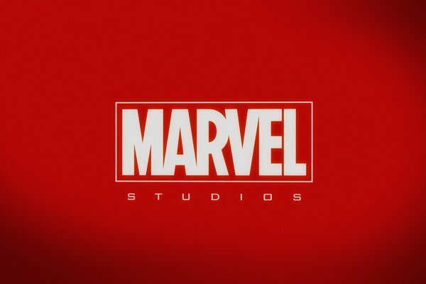 Logo Marvel su sfondo rosso