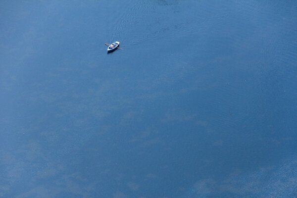 Riesiges blaues Meer mit einsamem Boot