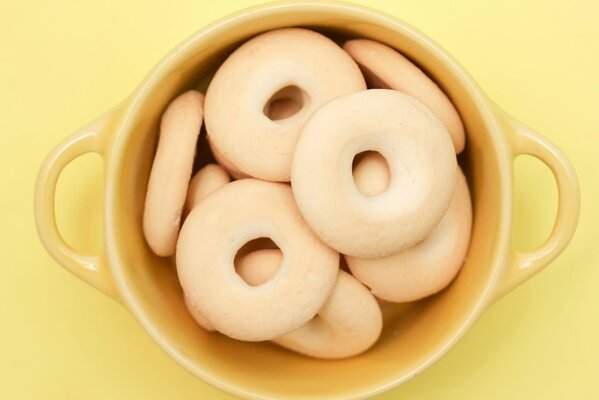 Taza de galletas de cubo amarillo