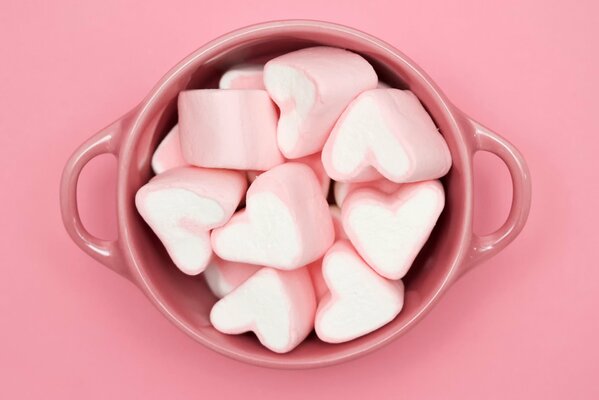 Marshmallow a forma di cuore sono disposti in una tazza