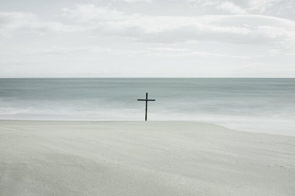 Croix au bord de la mer