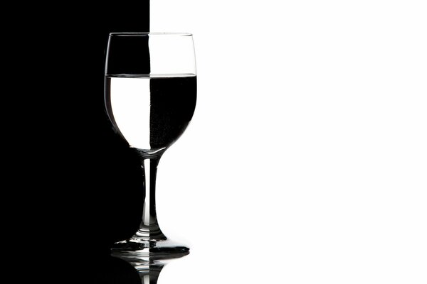 Image en noir et blanc d un verre de vin avec un liquide clair