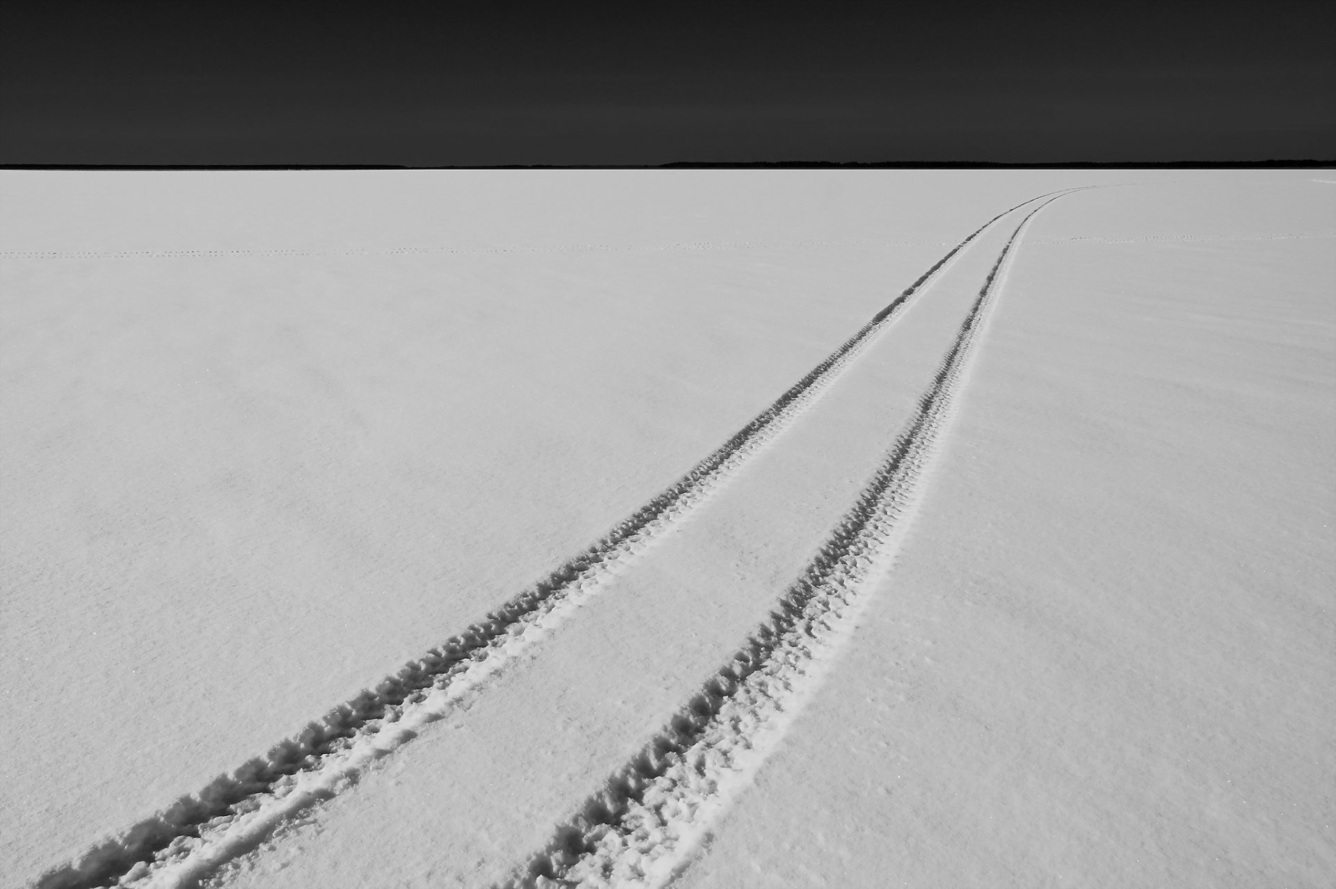 schnee fußabdruck minimalismus