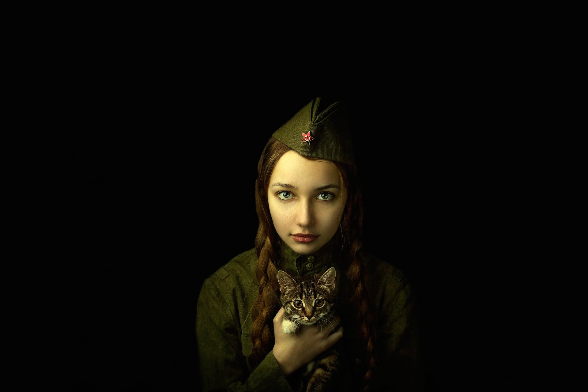 retrato chica coletas uniforme militar gatito