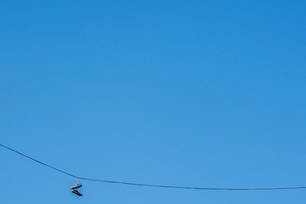 Turnschuhe im minimalistischen Stil am blauen Himmel