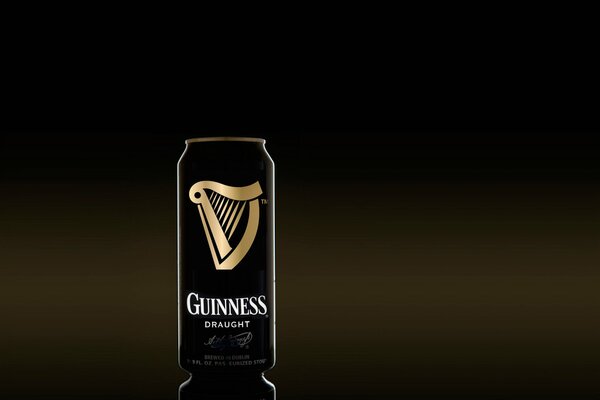 Bebida Guinness en latas negras