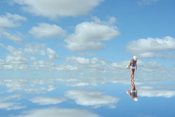 El reflejo de la mujer y el cielo en el espejo