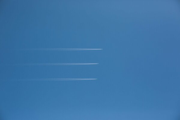 Tres rayas en el cielo. minimalismo