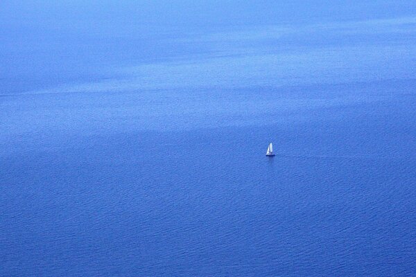 Ein einsames Segelboot im blauen Meer