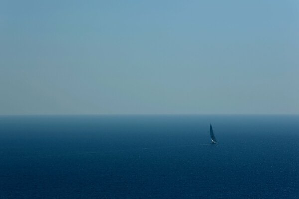 Yate con vela en el mar azul