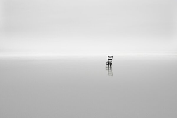 Minimalistyczna fotografia z krzesłem na białym tle