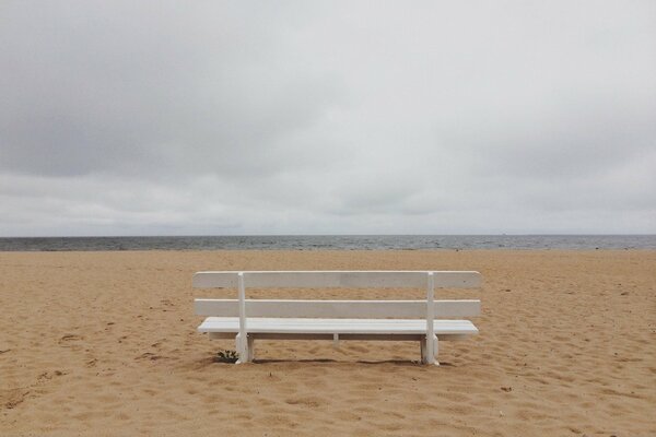 Banc sur la plage au bord de la mer