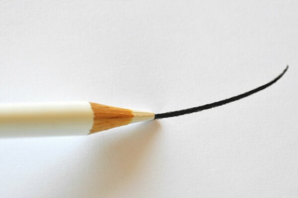 Biały ołówek rysuje czarną linię
