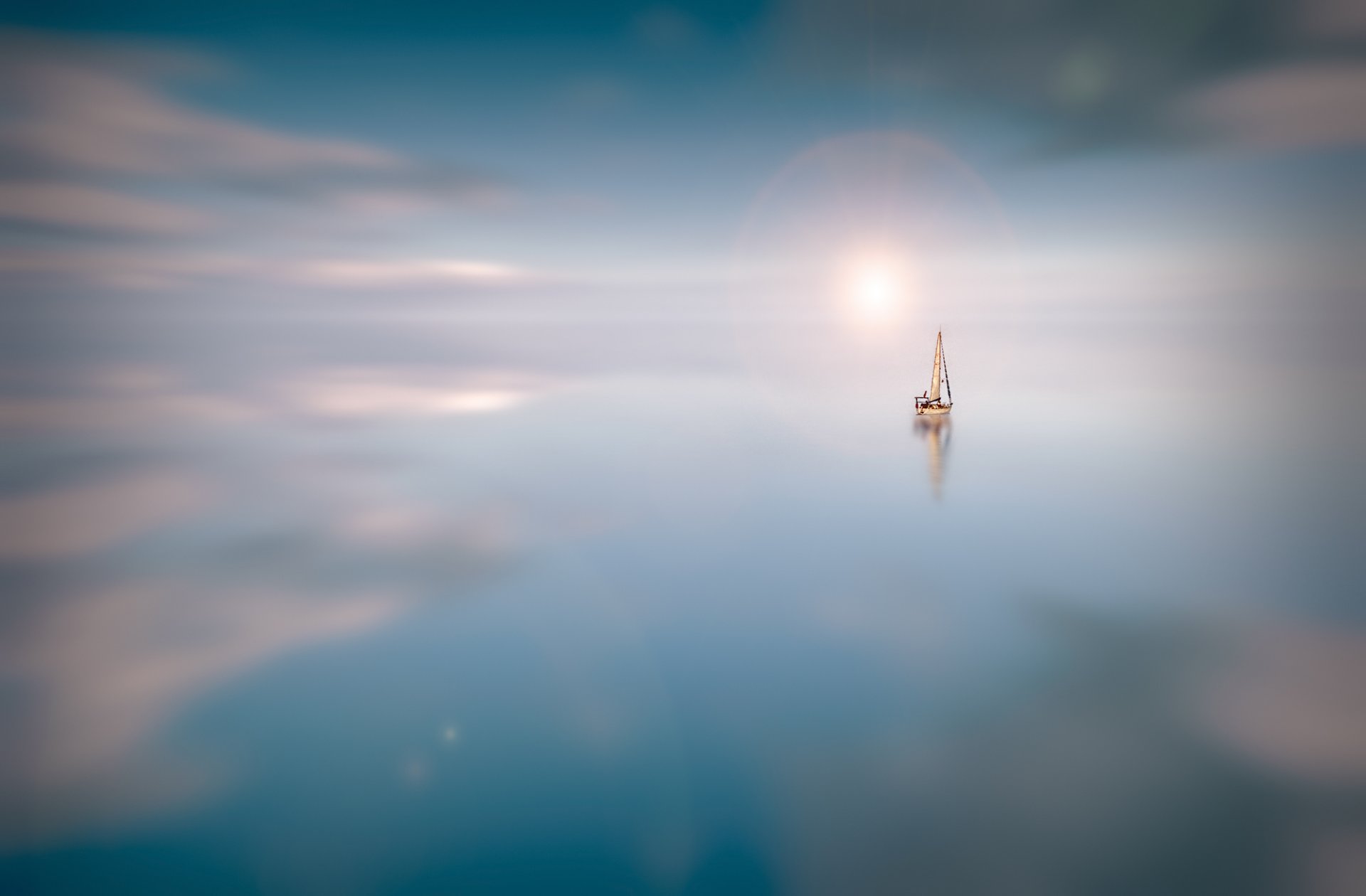 wasser oberfläche segelboot sonne wolken reflexion