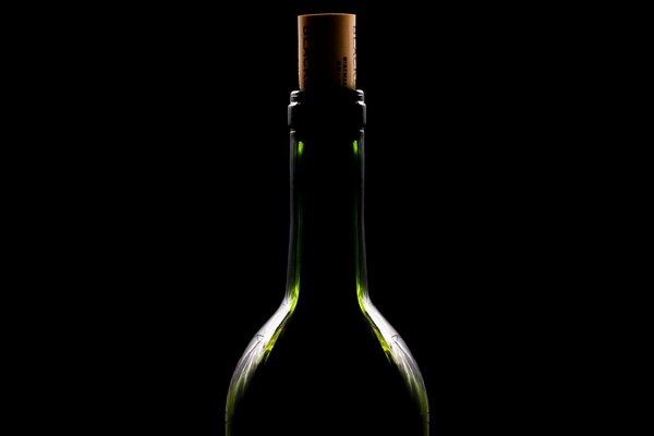 Flasche Wein auf dunklem Hintergrund