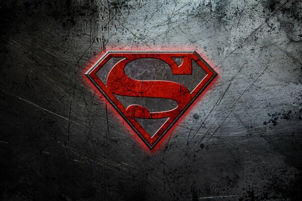 Logo Superman rouge sur la table principale