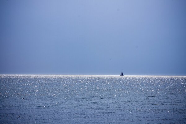 Minimalismo línea de horizonte en el mar