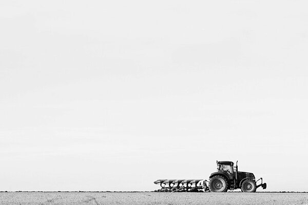 Un tractor con un arado recorre el campo