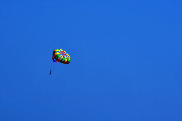 Nel cielo blu paracadutista sportivo