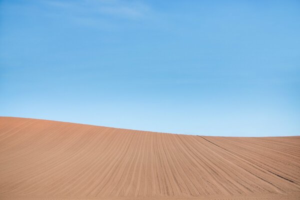 Horizonte entre el cielo limpio y el campo limpio