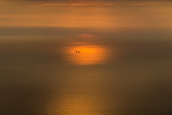 Tramonto sul mare da lontano