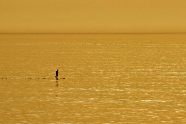 Das Bild eines Mannes mitten im Meer