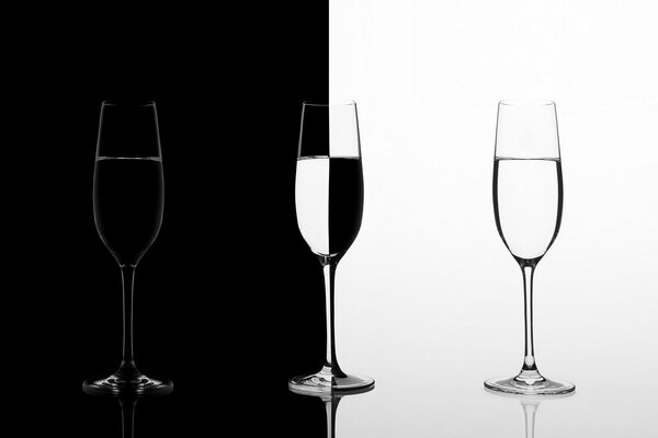 Style de photo noir et blanc avec des verres à vin