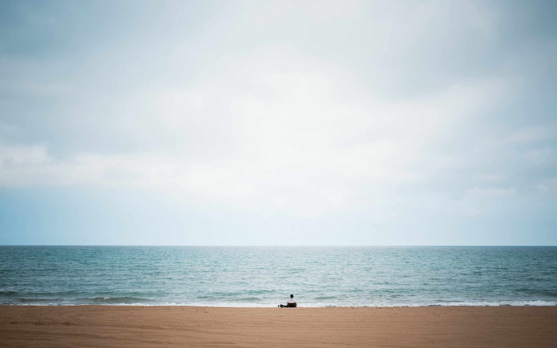 solo soledad hombre grande lago playa cielo azul