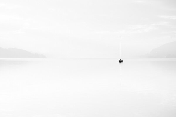 Minimalisme bateau solitaire dans le brouillard